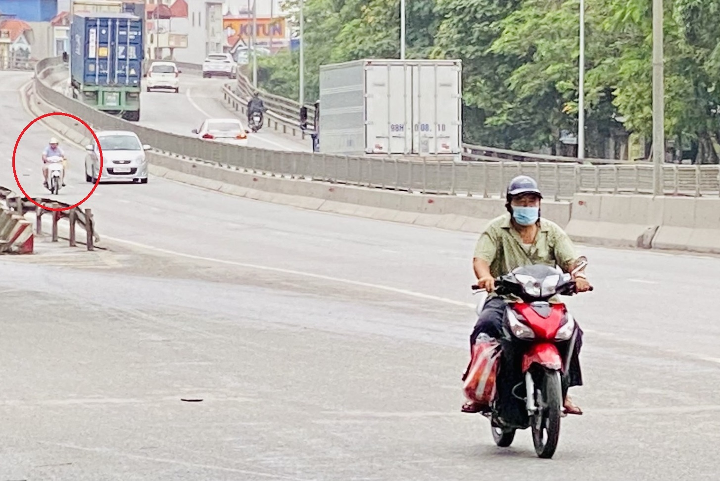 Tiềm ẩn nguy cơ gây tai nạn giao thông từ việc xe mô tô lưu thông trên cầu vượt đường bộ cùng các loại ô tô